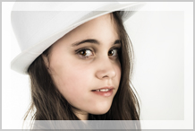 portret meisje met witte hoed